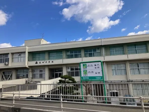 高田中学校まで徒歩１０分の立地です。毎日のお子様の通学もしていただきやすい距離となっております。