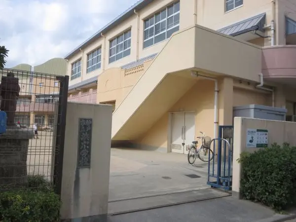 浜山小学校まで徒歩6分です