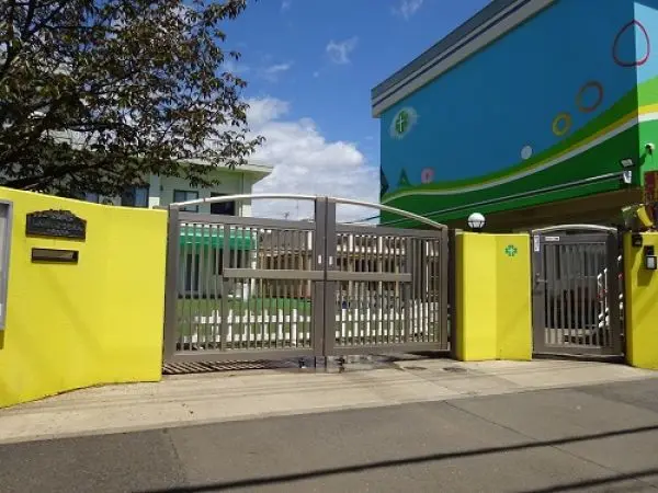 徒歩3分。キリスト教保育が行われている幼稚園です。園庭やウッドデッキ、ホールなども設けられています。