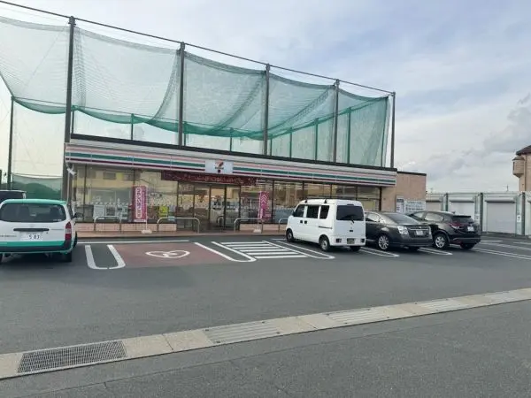 徒歩8分。営業時間は5:00～25:00。ATM、マルチコピー機などが設置されています。
