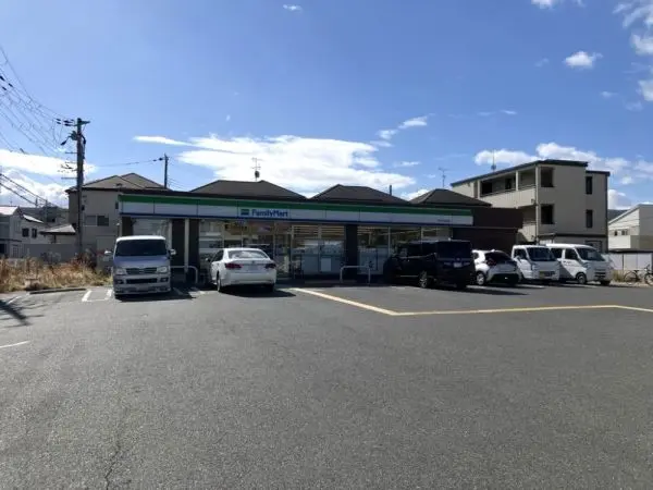 ファミリーマート茨木沢良宜店：徒歩3分（約240m）