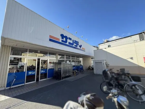 徒歩でも利用しやすい距離です。営業時間は10:00～19:30。生鮮食品や加工食品、お惣菜などが販売