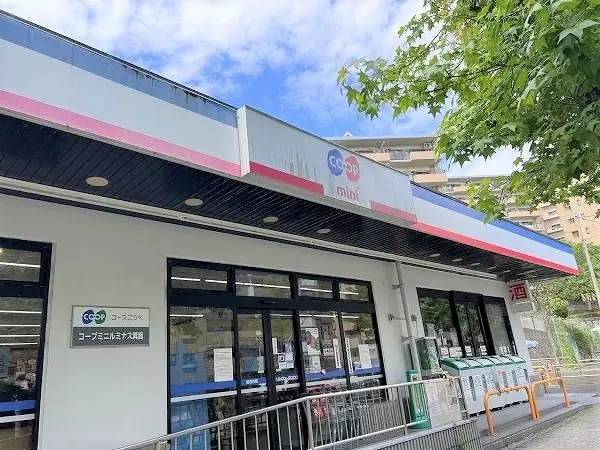徒歩5分肉・魚・野菜などの生鮮食品、加工品・飲料などが取り扱われています。日々の買い物に利用できます