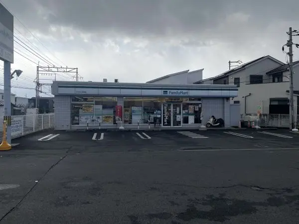 ファミリーマートみみなし駅前店まで徒歩９分です。徒歩でも十分にアクセスしていただける距離です。