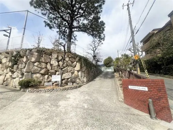 小学校までは徒歩１０分です。通いやすい距離で通学時も安心です。