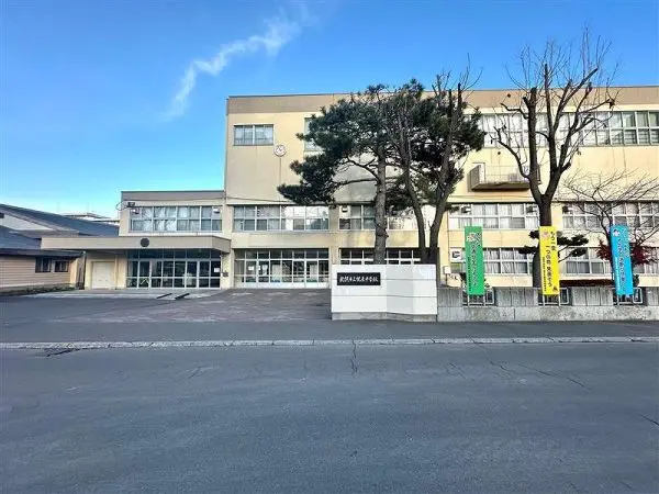 札幌市立幌東中学校です。
マンションから徒歩5分のところにあります。