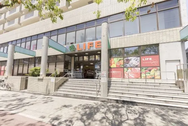 ライフ御影店までは徒歩６分です。スーパー徒歩圏内で毎日のお買い物にも通いやすいです。