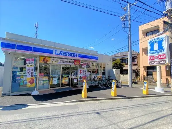 徒歩17分。まちかど厨房(店内キッチン)が設けられているため、作りたてが購入することができます。
