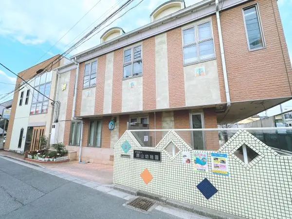 徒歩4分／小さなお子様の足でも負担の無い距離に有ります。