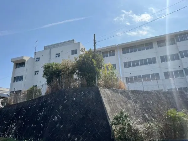 徒歩15分／教育目標は 自ら学び、鍛え、共感する生徒 です。