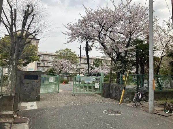 徒歩10分。学校HPがあり、学校生活の様子などが写真付きで紹介されています。