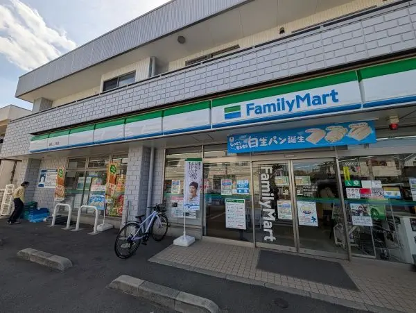 徒歩3分。気軽に利用できる距離にあります。年中無休24時間営業。駐車場があり車で立ち寄ることも可能。