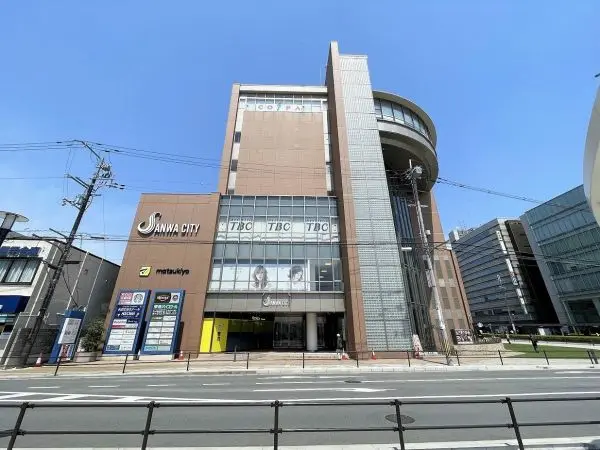 サンワシティ西大寺まで徒歩７分です。ドラッグストアや飲食店、病院、学習塾等が入っている商業ビルです。