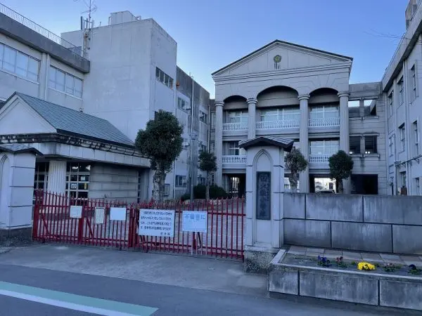 徒歩5分。教育目標は　健康を笑顔に表す白梅の子　です。