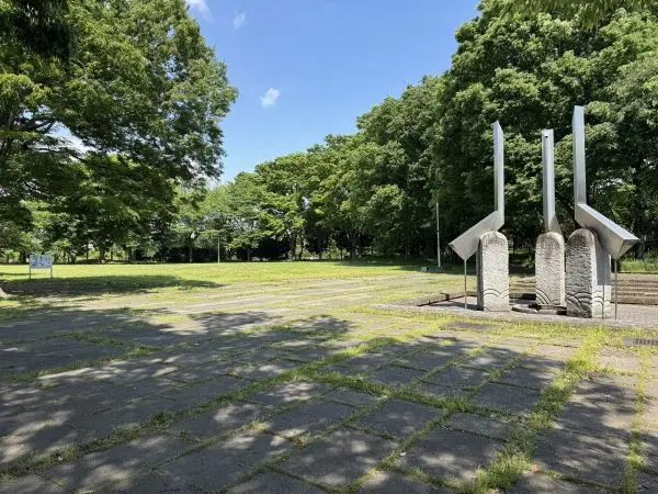 徒歩6分。広々とした緑地スペースがあります。春の桜、初夏の新緑などを楽しむことができます。
