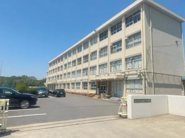 徒歩17分。毎日の通学時間は、友達とのコミュニケーションを育む大切なひと時。