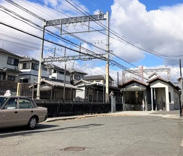 近鉄西ノ京駅まで徒歩１８分。急行電車停車駅の近鉄大和郡山駅へバス乗車９分・七条町停まで徒歩１分です。