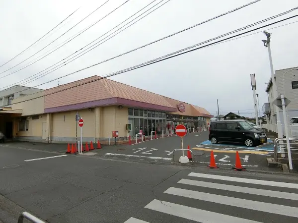 無料駐車場が76台分設けられているため、車でも利用しやすいです。営業時間は9:00～21:30。