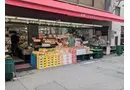徒歩4分。その日の朝に市場から仕入れられた、旬の新鮮な野菜や果物が販売されている八百屋。