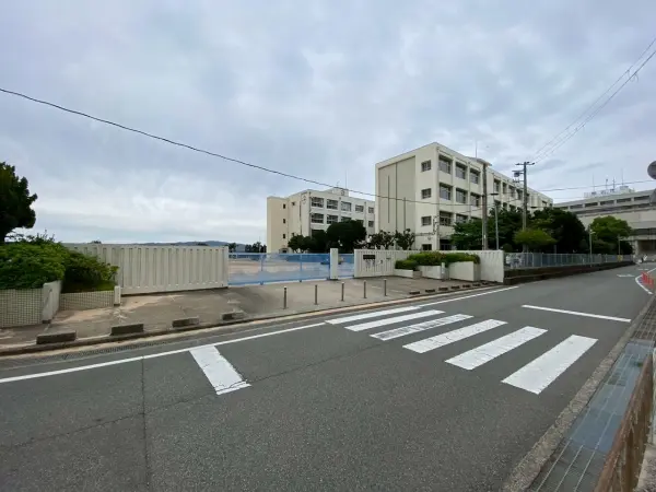中崎小学校までは徒歩２分の立地です。毎日のお子様の通学もしていただきやすい距離となっております。