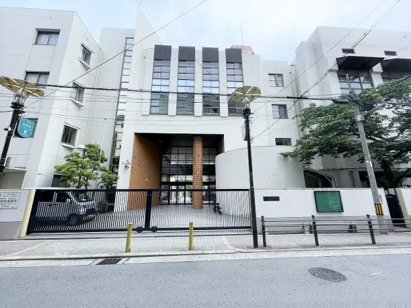 南小学校まで徒歩4分です。
毎日のお子さまの通学もしていただきやすい距離となっております。
