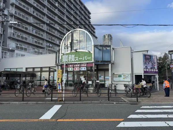 徒歩2分。海外から仕入れられた直輸入商品、自社工場で製造されたオリジナル商品など豊富！