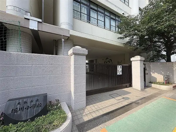 徒歩4分。毎日の通学も負担になりにくい距離です。