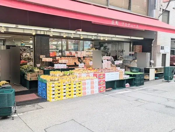 徒歩4分。その日の朝に市場から仕入れられた、旬の新鮮な野菜や果物が販売されている八百屋。