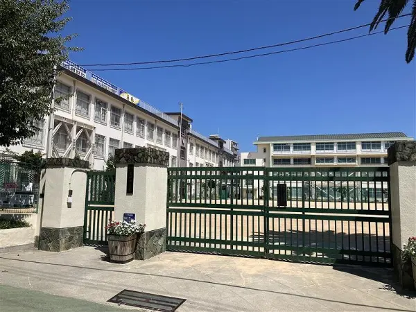 大和ハウス工業（株）施工の3階建店舗付き住宅
3路線3駅徒歩圏の立地です