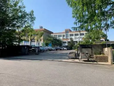 二名中学校まで徒歩11分です。毎日のお子さまの通学も元気に通っていただける距離となっております。