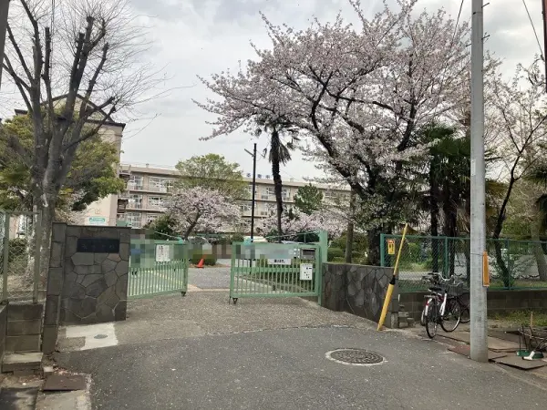 徒歩10分。学校HPがあり、学校生活の様子などが写真付きで紹介されています。