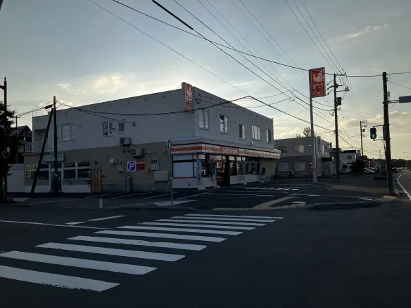徒歩約5分です。
