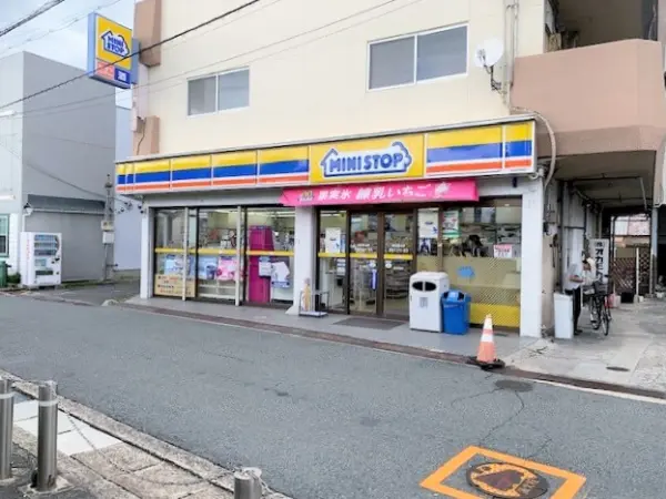ミニストップ真菅オカモト酒店まで徒歩8分です。徒歩8分圏内にスーパーやコンビニがある立地です。