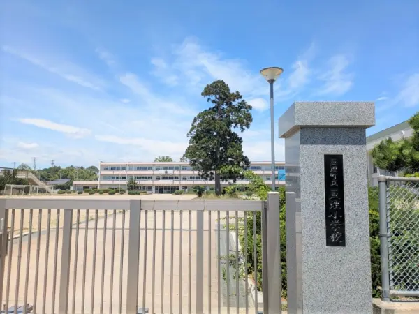 学校教育目標　心身ともに健康で　人間性豊かな児童の育成
