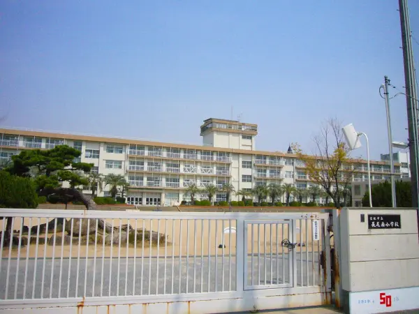 宝塚市立長尾南小学校まで徒歩11分。お子様が6年間通学しやすい距離にあります。