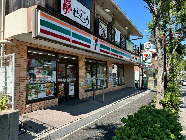セブンイレブン芦屋東山町店までは徒歩約８分です。徒歩でもアクセスしていただける距離となっております。