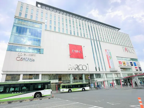 徒歩10分／営業時間10時～21時。パルコ単館では最大の規模で映画館や飲食店も併設されています。
