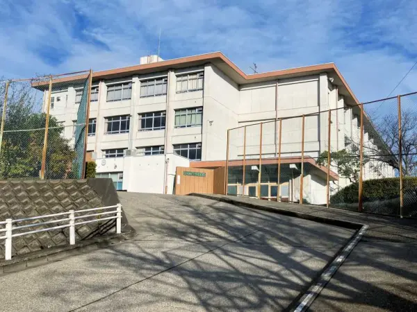 富雄南中学校まで徒歩10分です。
お子さまの毎日の通学もしていただきやすい距離となっております。