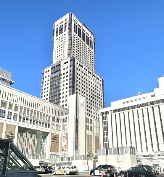 JRタワーです。
マンションから徒歩8分のところにあります。