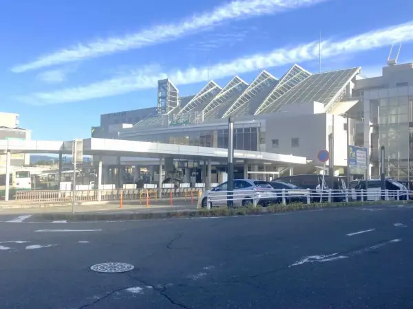 ル・シエル学園前まで徒歩7分です。
飲食店等が入った、駅直結の複合施設です。