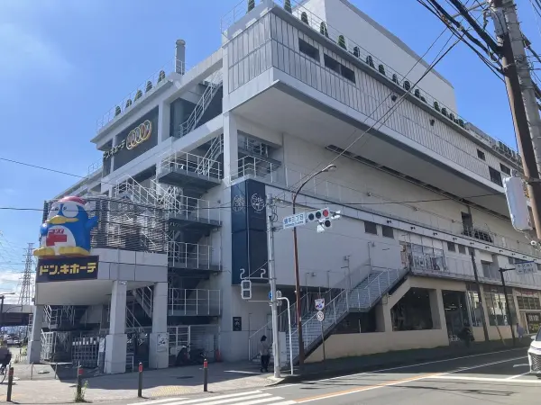 徒歩11分。営業時間は店舗により異なります。映画館・レストランなどがあります。