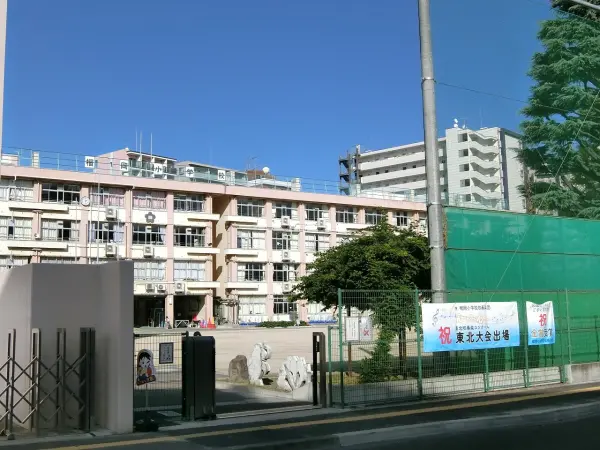 学校教育目標　心豊かでたくましく　なりたい自分をかなえ　未来を切り開く児童の育成