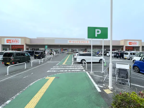 ザ・ビッグエクストラ大安寺店まで22分です。
スーパーや飲食店等が入った複合施設です。
