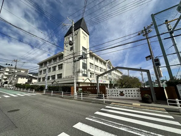 六甲小学校までは徒歩9分です。毎日のお子様の通学もしていただきやすい距離となっております。