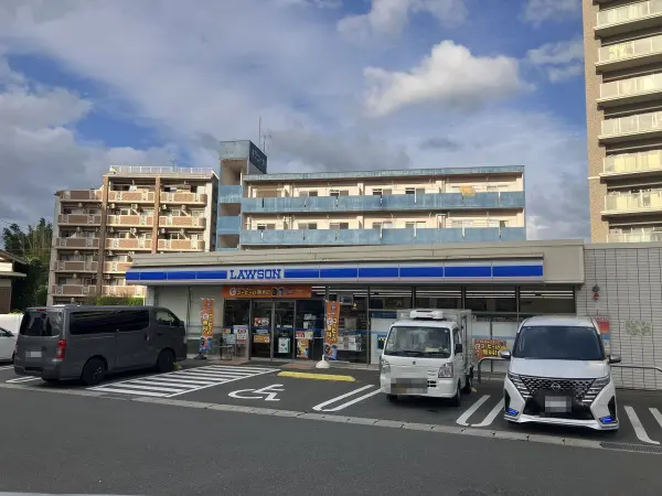 徒歩4分。営業時間は6:00~24:00。イートインスペースのある店舗です。