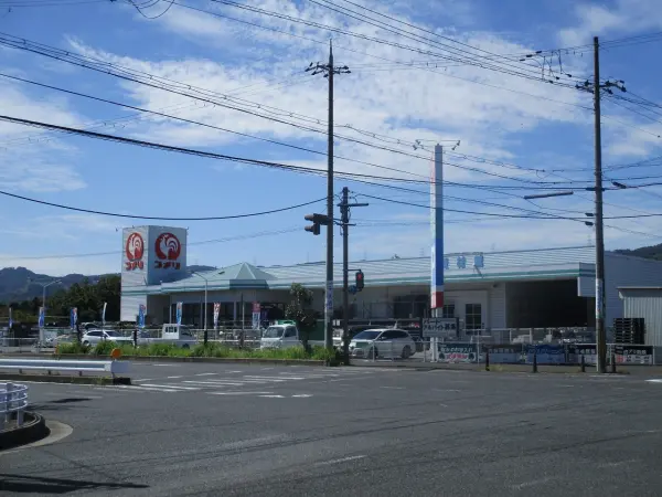 コメリハード＆グリーン平群店まで徒歩14分です。
駐車場があるため、お車でのアクセスも可能です。