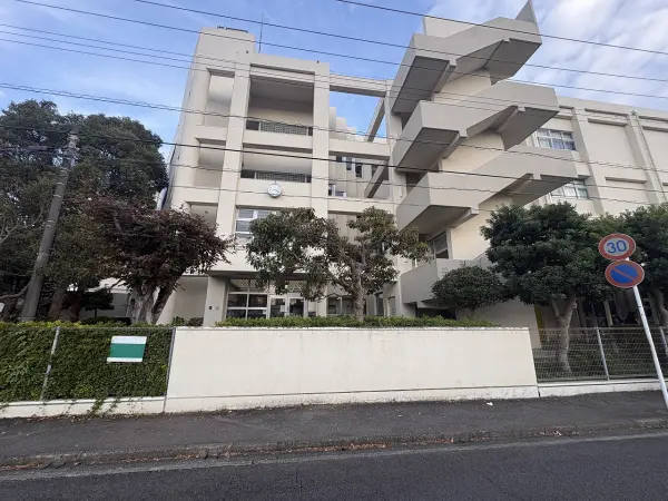 徒歩6分。通学時間が短くすむため、放課後もスポーツや勉強など充実した時間を過ごせそうです。