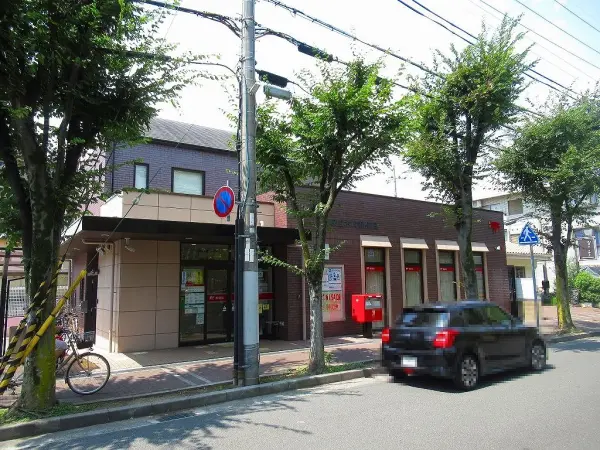 徒歩12分。窓口営業時間は平日9:00～17:00(サービス内容による)