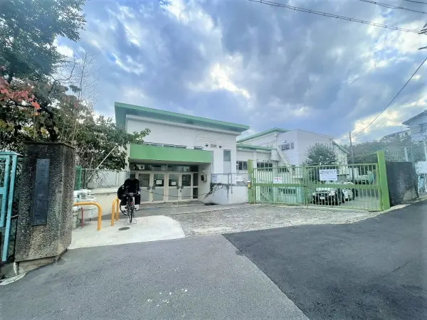 川西市立桜が丘小学校まで徒歩7分(約550m)