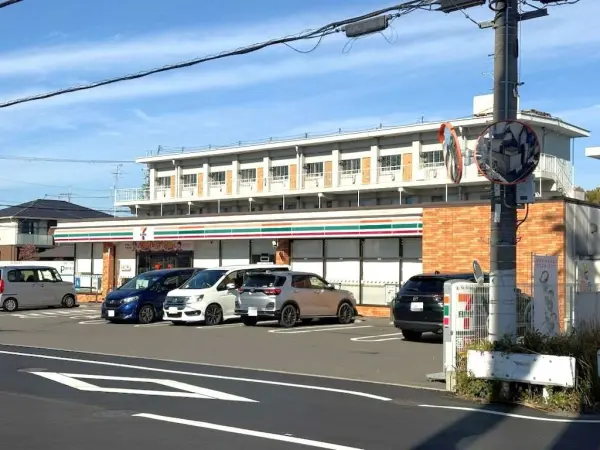 セブンイレブン奈良法蓮町店まで徒歩8分です。駐車場があるため、お車でのアクセスも可能です。